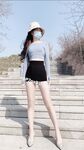 尤物反差婊，推特頂級美腿蜜臀小網紅-LC小狐狸 色女的膽子都是這么大嗎？公共場合如此暴露，大爺們的眼睛都翻直了