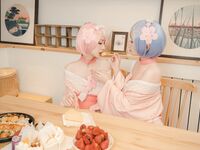 高端ACG業界女神爆機少女▌喵小吉&金魚▌雙模巨獻《從零開始的女體盛宴》超色情舔乳磨穴