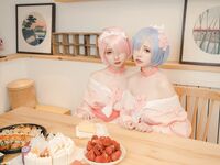 高端ACG業界女神爆機少女▌喵小吉&金魚▌雙模巨獻《從零開始的女體盛宴》超色情舔乳磨穴