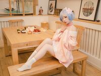 高端ACG業界女神爆機少女▌喵小吉&金魚▌雙模巨獻《從零開始的女體盛宴》超色情舔乳磨穴