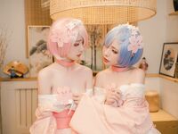 高端ACG業界女神爆機少女▌喵小吉&金魚▌雙模巨獻《從零開始的女體盛宴》超色情舔乳磨穴