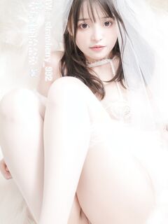 極品網紅美少女嫩妹草莓味的奈奈兔罕露臉高價24套-NO.005 第1季 Vol.04 純白花嫁 [32P]