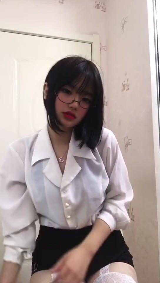 皮皮蝦網紅純欲女神【在下小羊】人前傲女，人後母狗，被金主包養定製私拍各種裸舞紫薇視頻207V (101)