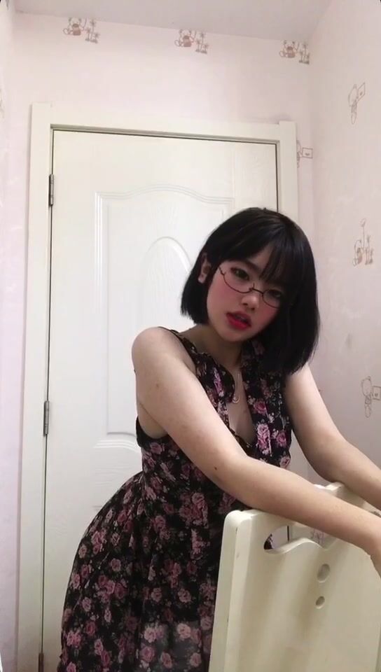 皮皮蝦網紅純欲女神【在下小羊】人前傲女，人後母狗，被金主包養定製私拍各種裸舞紫薇視頻207V (102)