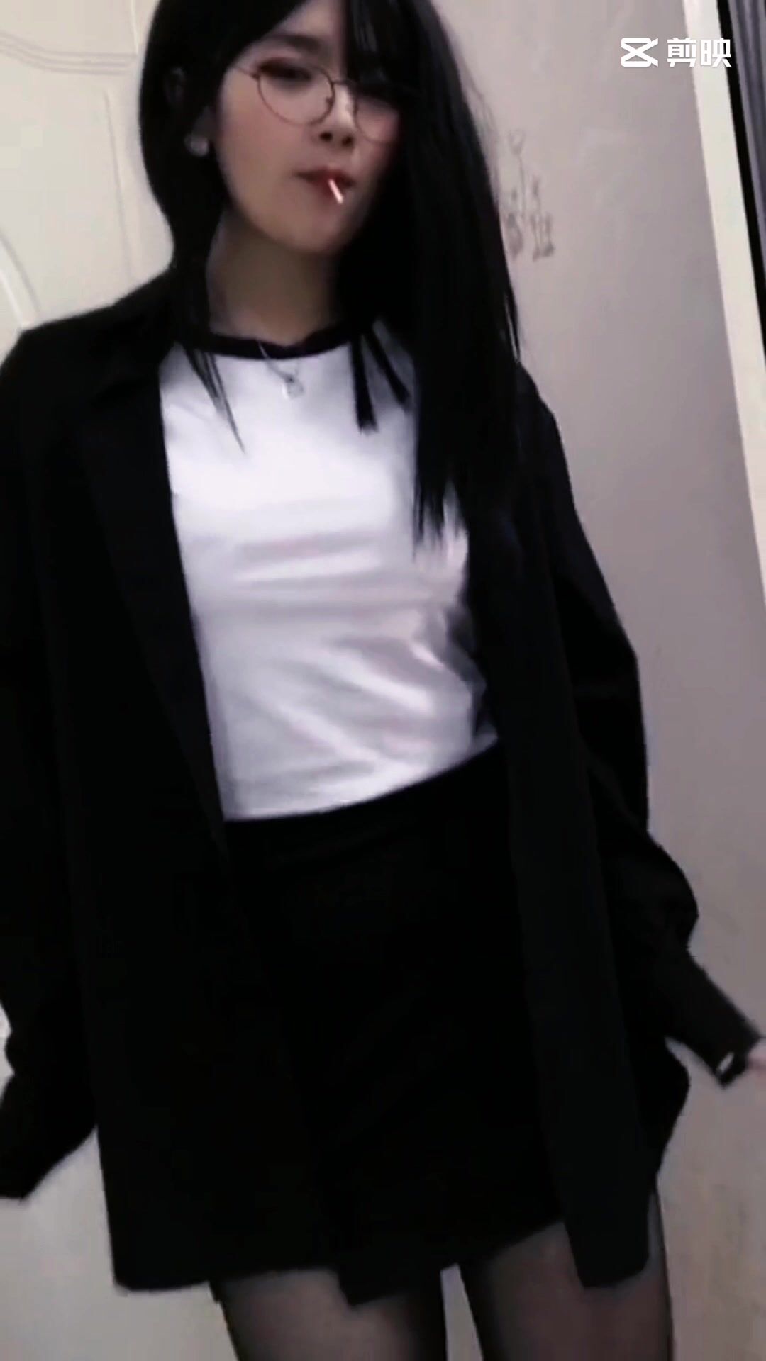 皮皮蝦網紅純欲女神【在下小羊】人前傲女，人後母狗，被金主包養定製私拍各種裸舞紫薇視頻207V (182)