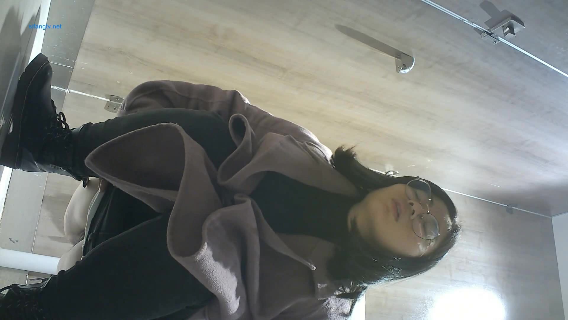 【精選廁拍】奶茶店全景偷拍多位漂亮的妹紙們2  (1)