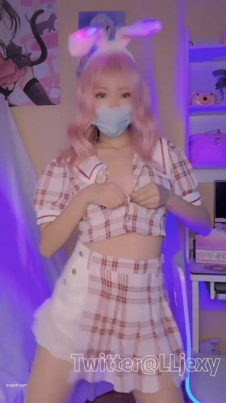 推特上著名抖音風福利姬可愛多是冰棍阿私拍各種潮流BGM活潑裸舞露臉母狗式紫薇 (9)