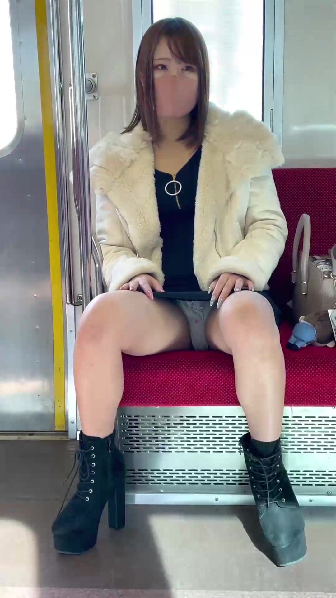 精品推薦島國網站『Pcolle』賣家高價售賣盜撮女大學生少婦電車當眾露出裙底性感街拍-ピーナッツ(12)