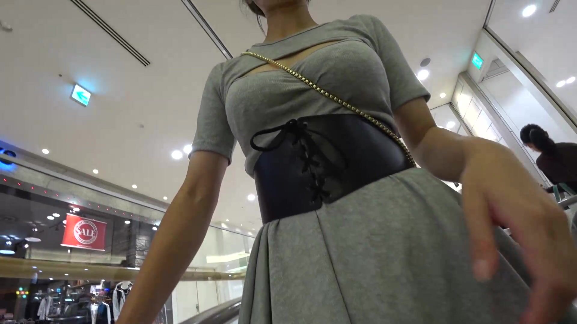 【フルHD 超高畫質】超ド級変な巨お姉さん♪エグい下著でオス達を誘惑！！理性崩壊フル必至！！