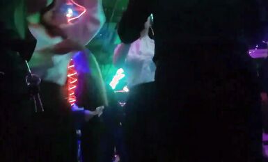 實拍重慶砂砂舞廳燈光昏暗，曲一響燈未亮，牽著美女跳一曲，樓樓飽飽好浪漫