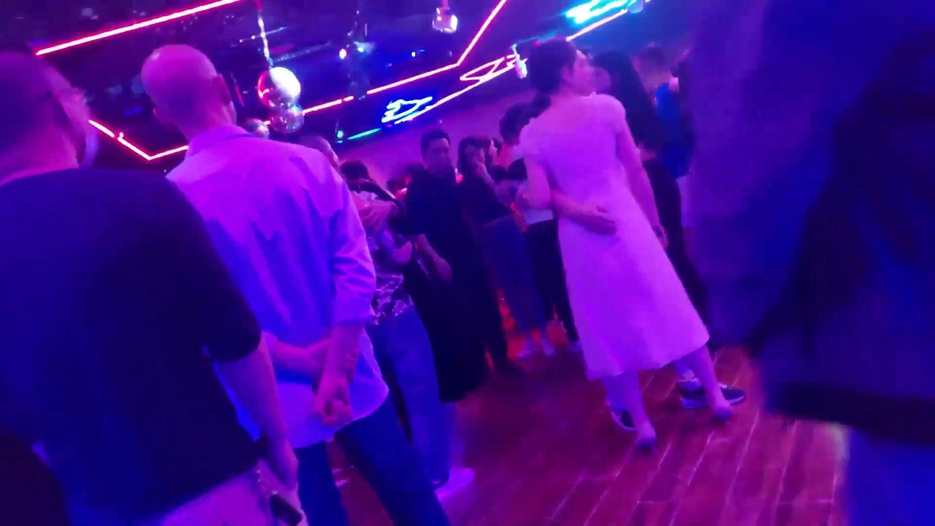 有空就去舞廳消磨時光，舞廳燈光昏暗放開就可以舞一曲快樂時光