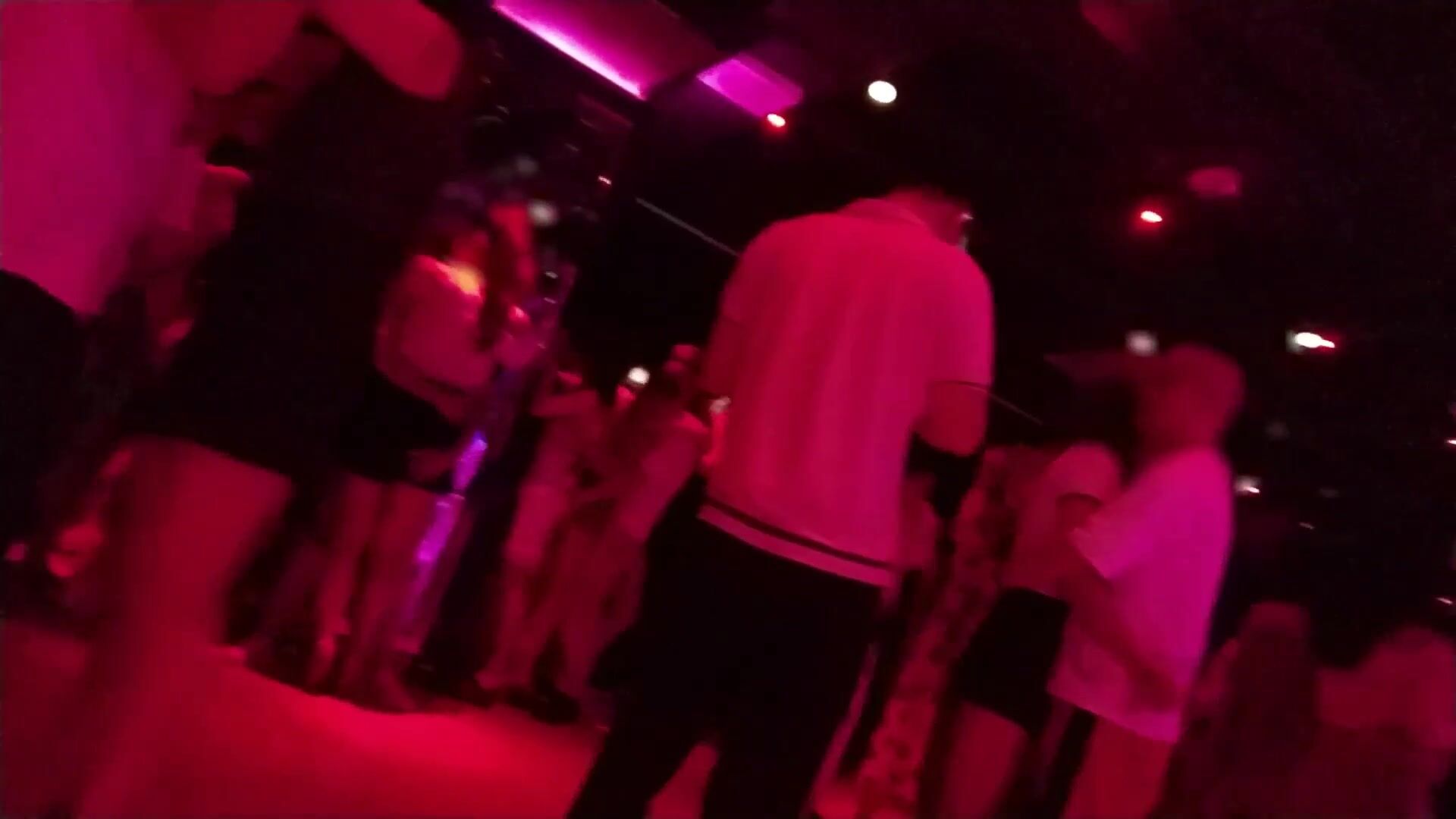 砂舞世界，長腿黑短褲翹臀少婦，小哥靠牆雙手操作，要起飛的感覺_Dance_hall_sexy_lady