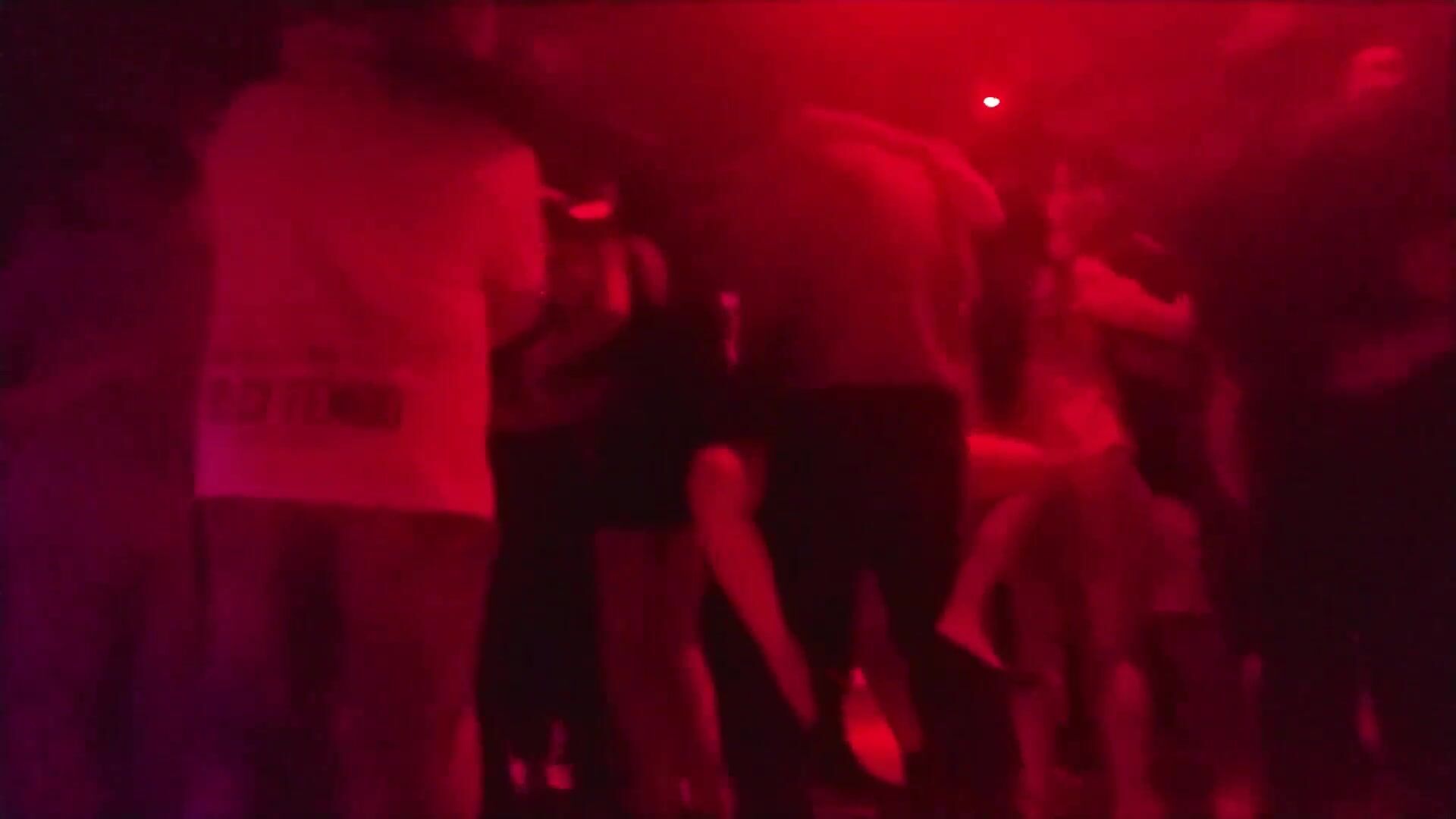 砂舞廳的極致浪漫，女人掛在大爺身上，生命在於摩擦