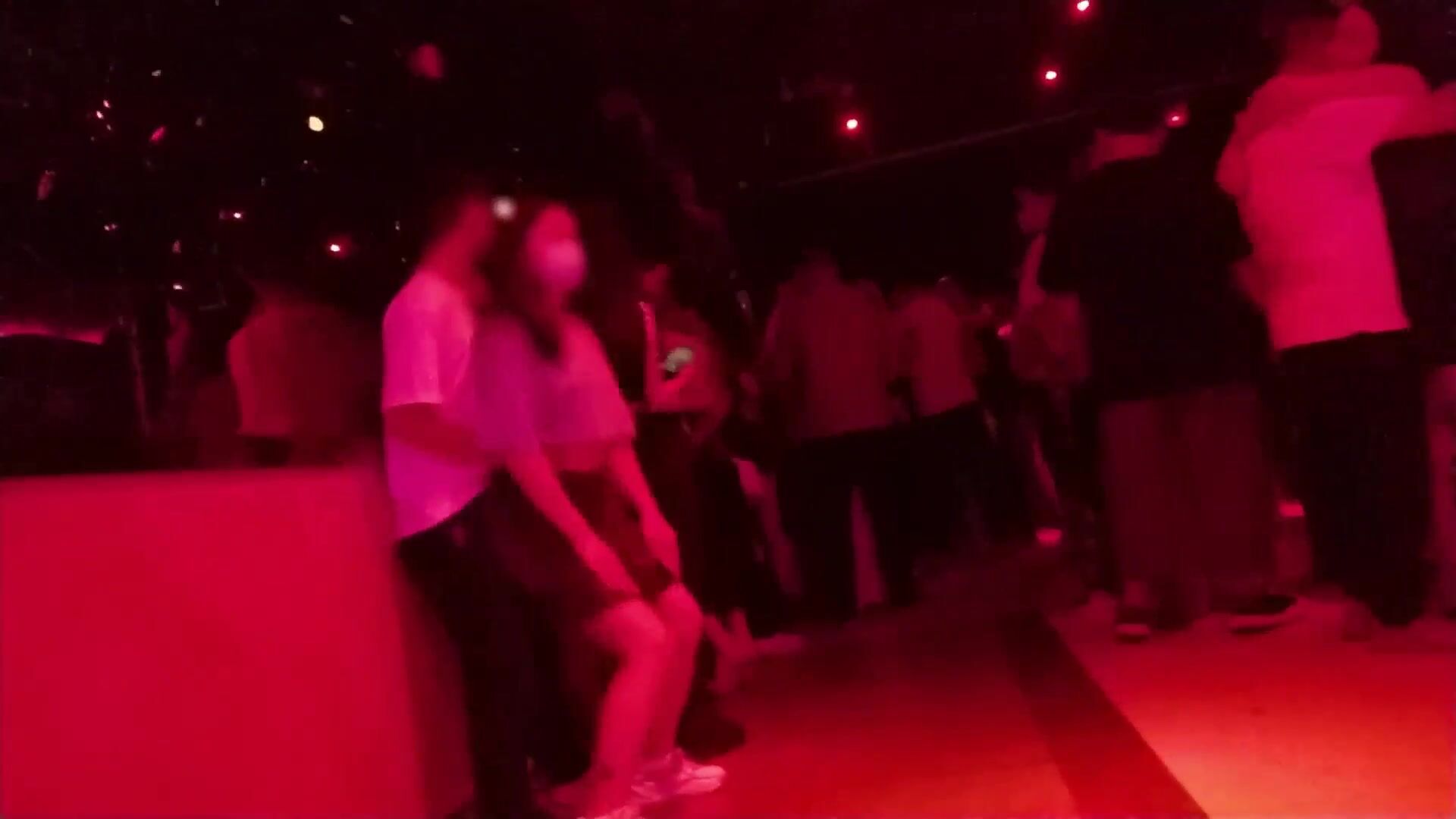 砂舞廳的激情，小姐姐好賣力，小哥招架不住