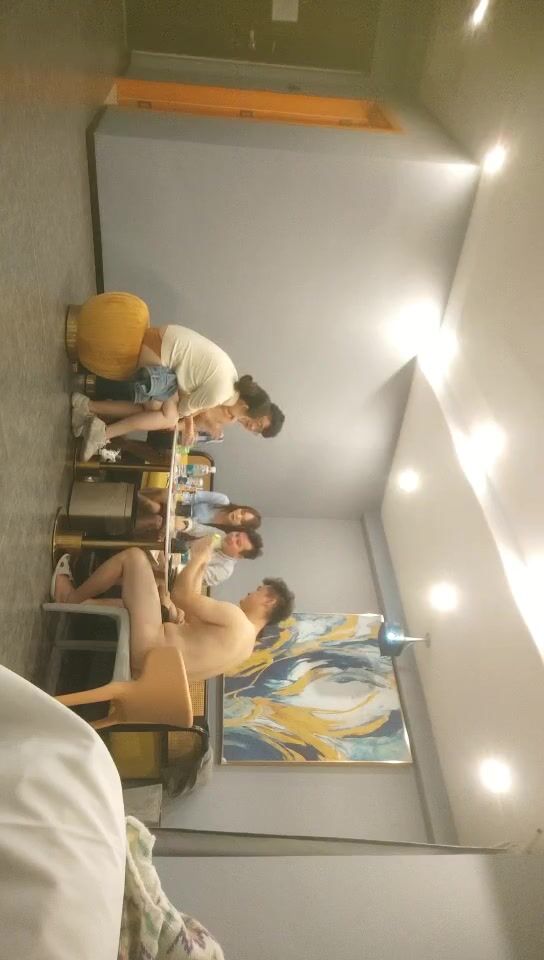 【換妻游戲呀】，今夜3對夫妻，年度換妻淫亂盛宴，極品27歲夫妻，顏值超高，情色小游戲中紛紛裸體