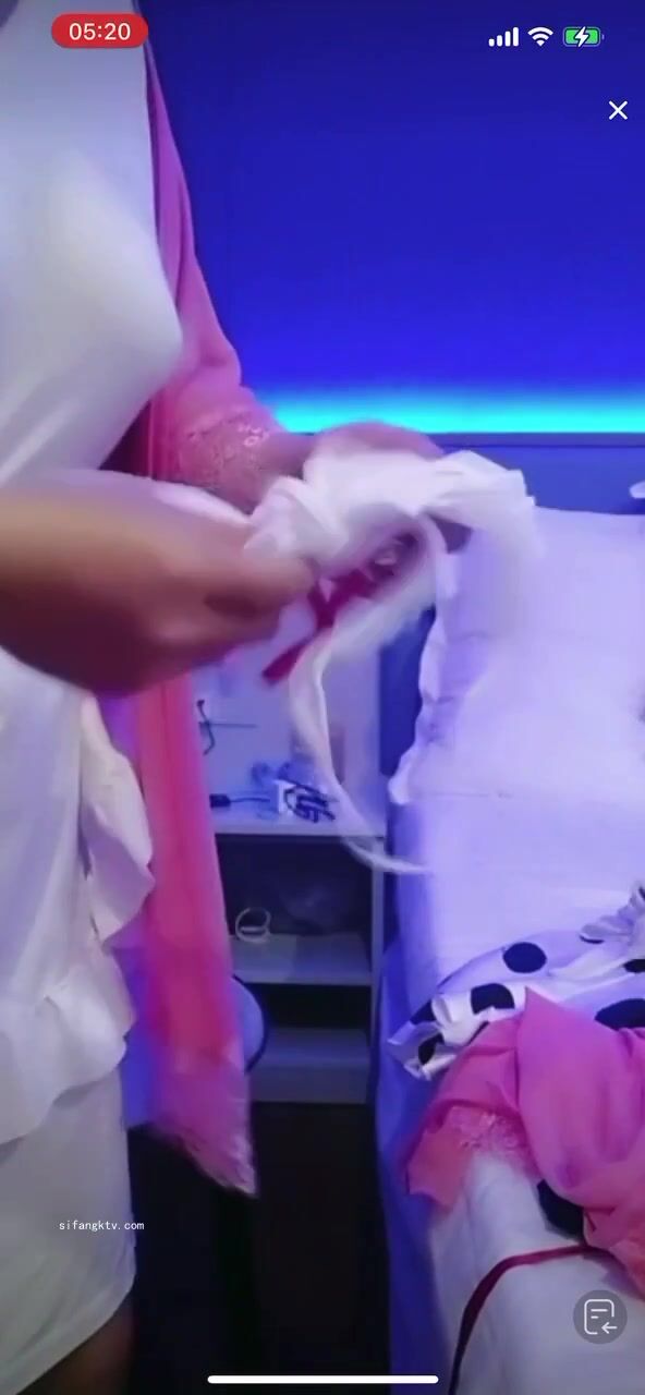 最新《瘋狂抖音》外篇之《抖音擦邊8》各種閃現走光刷邊 走私會議房給男友口愛 這期超精彩4.真空凸點 (1)