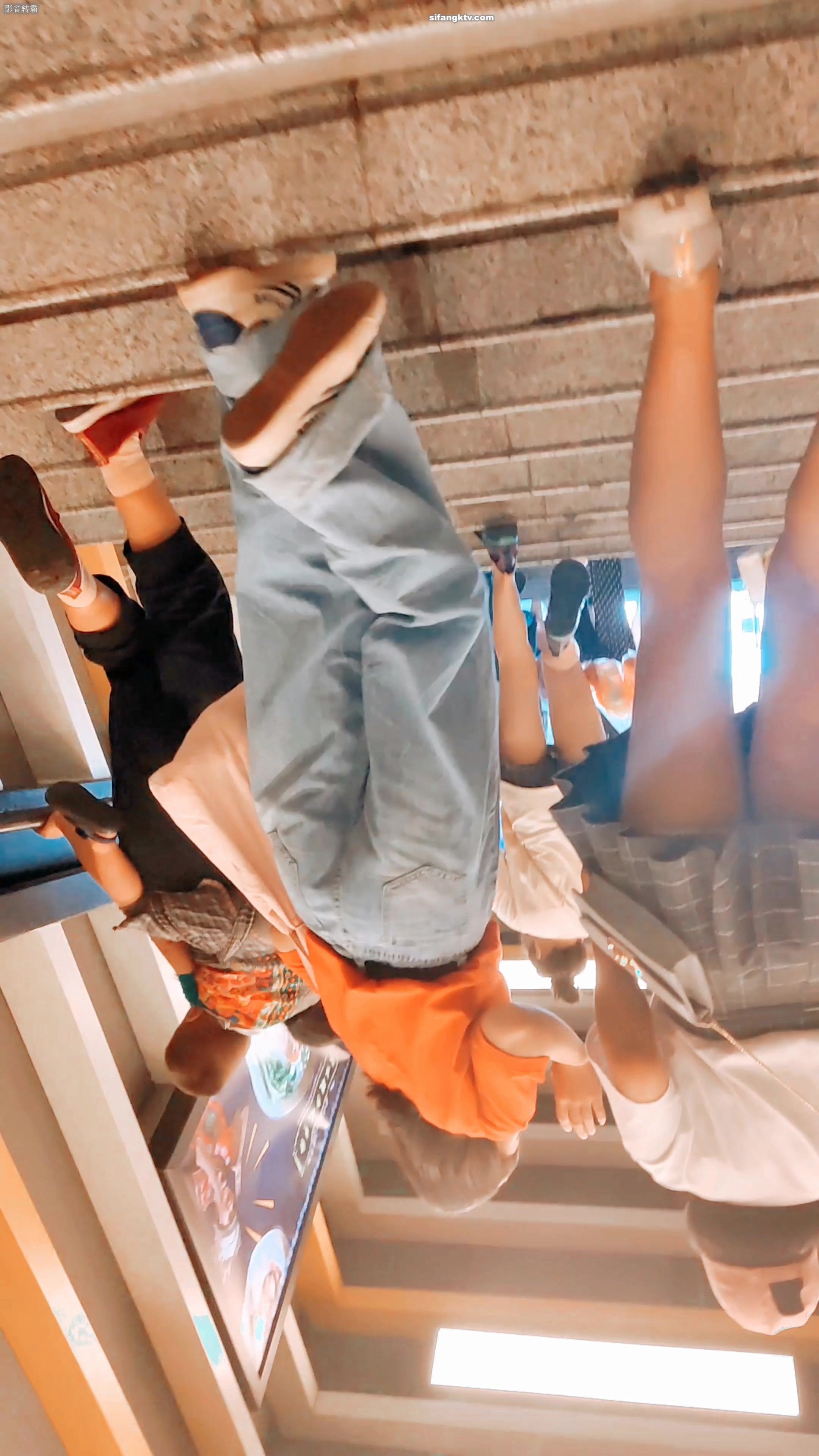 校園學生妹CD 偷拍大神學校專挑短裙學生妹 疑似內褲上有根逼毛 大膽刺激 高清 (1)