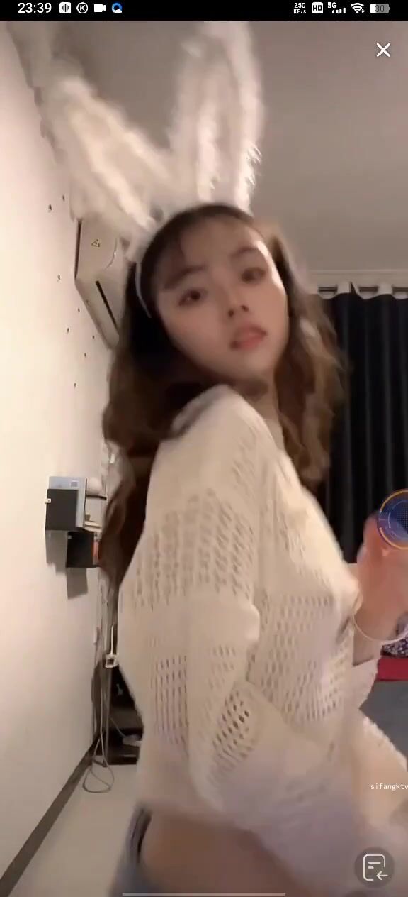 最新《瘋狂抖音》外篇之《抖音擦邊8》各種閃現走光刷邊 走私會議房給男友口愛 這期超精彩4.真空凸點 (5)