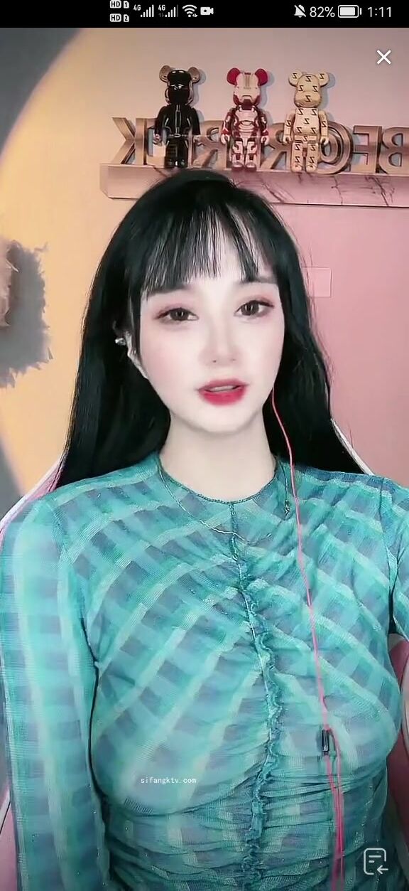 最新《瘋狂抖音》外篇之《抖音擦邊8》各種閃現走光刷邊 走私會議房給男友口愛 這期超精彩4.真空凸點 (4)