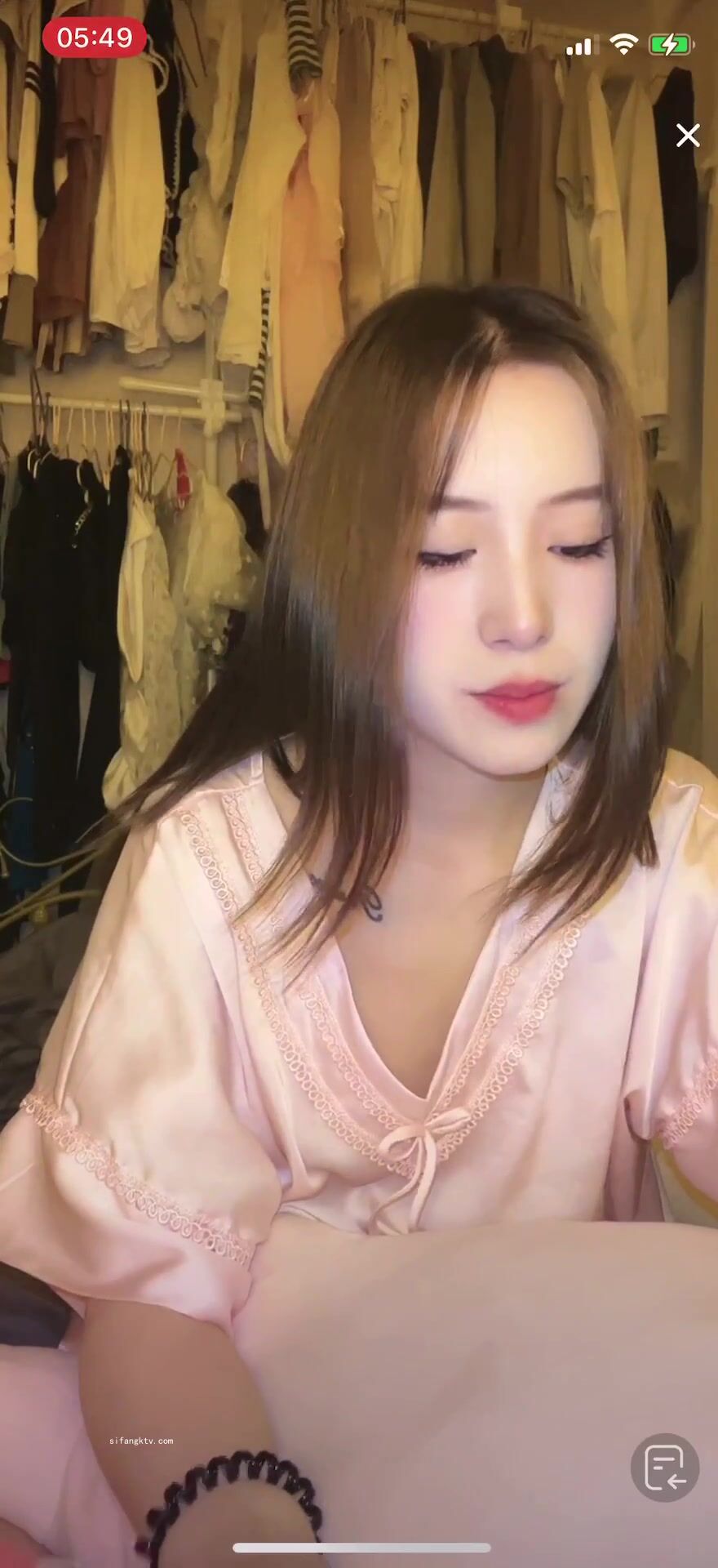 最新《瘋狂抖音》外篇之《抖音擦邊8》各種閃現走光刷邊 走私會議房給男友口愛 這期超精彩2.美女擦邊 (10)