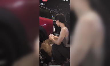 最新《瘋狂抖音》外篇之《抖音擦邊8》各種閃現走光刷邊 走私會議房給男友口愛 這期超精彩2.美女擦邊 (7)