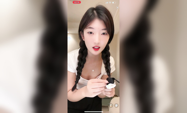 最新《瘋狂抖音》外篇之《抖音擦邊8》各種閃現走光刷邊 走私會議房給男友口愛 這期超精彩1-美女露點 (7)