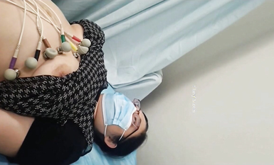 國內某體檢中心心電圖檢查偷拍 各種美乳大學生少婦美乳映入眼簾，處女的奶子圓潤堅挺好好看 (38)