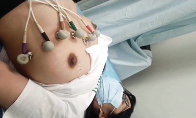 國內某體檢中心心電圖檢查偷拍 各種美乳大學生少婦美乳映入眼簾，處女的奶子圓潤堅挺好好看 (36)