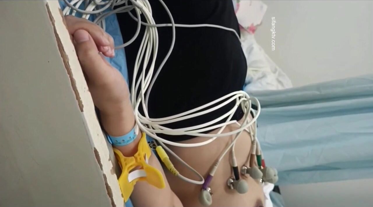 國內某體檢中心心電圖檢查偷拍 各種美乳大學生少婦美乳映入眼簾，處女的奶子圓潤堅挺好好看 (36)