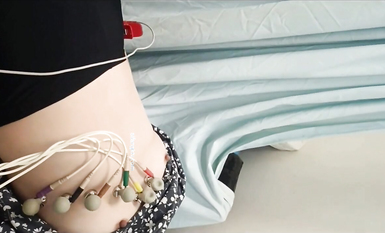 國內某體檢中心心電圖檢查偷拍 各種美乳大學生少婦美乳映入眼簾，處女的奶子圓潤堅挺好好看 (51)