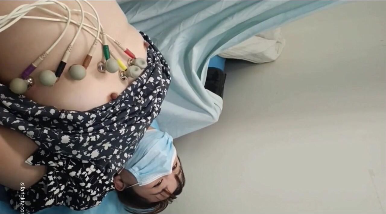 國內某體檢中心心電圖檢查偷拍 各種美乳大學生少婦美乳映入眼簾，處女的奶子圓潤堅挺好好看 (51)