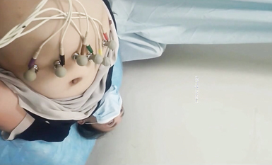 國內某體檢中心心電圖檢查偷拍 各種美乳大學生少婦美乳映入眼簾，處女的奶子圓潤堅挺好好看 (41)