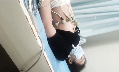 國內某體檢中心心電圖檢查偷拍 各種美乳大學生少婦美乳映入眼簾，處女的奶子圓潤堅挺好好看 (50)