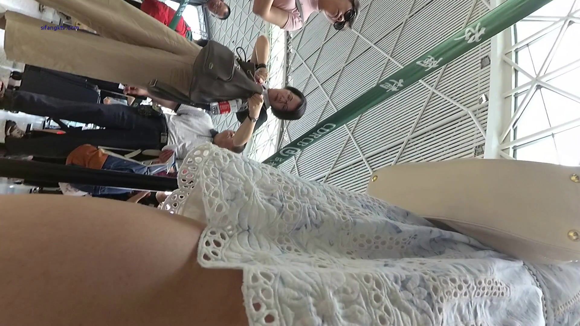 超高質量機場地鐵抄底 高挑美女陰毛旺盛露出兩根 三角內內夾在逼縫隙里 高清1080P版 (14)