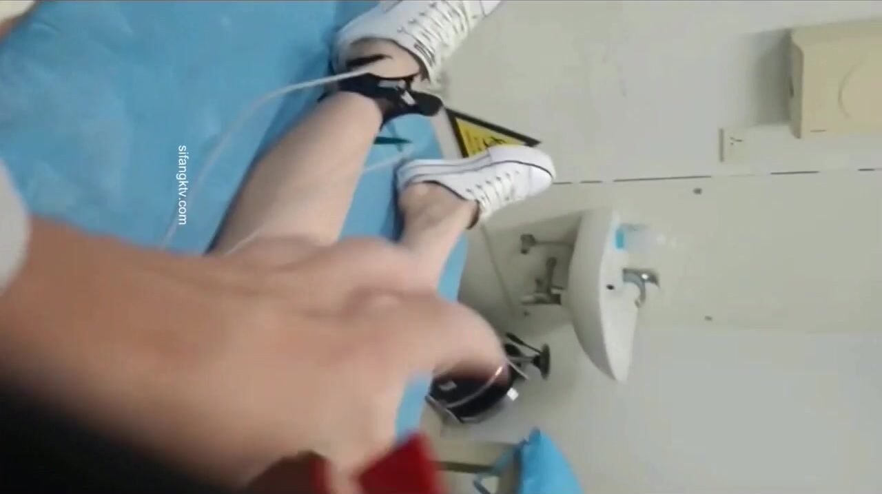 國內某體檢中心心電圖檢查偷拍 各種美乳大學生少婦美乳映入眼簾，處女的奶子圓潤堅挺好好看 (18)