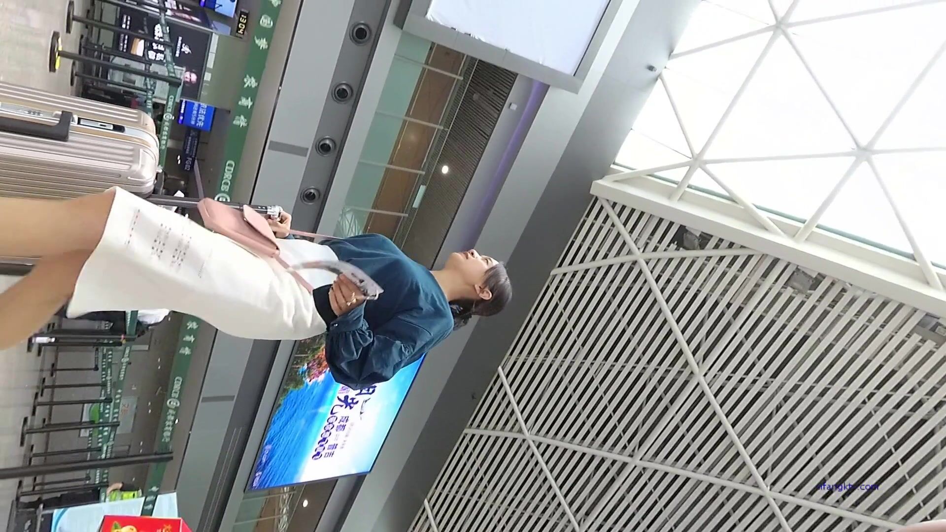 超高質量機場地鐵抄底 高挑美女陰毛旺盛露出兩根 三角內內夾在逼縫隙里 高清1080P版 (13)