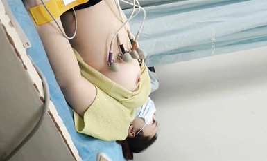 國內某體檢中心心電圖檢查偷拍 各種美乳大學生少婦美乳映入眼簾，處女的奶子圓潤堅挺好好看 (42)