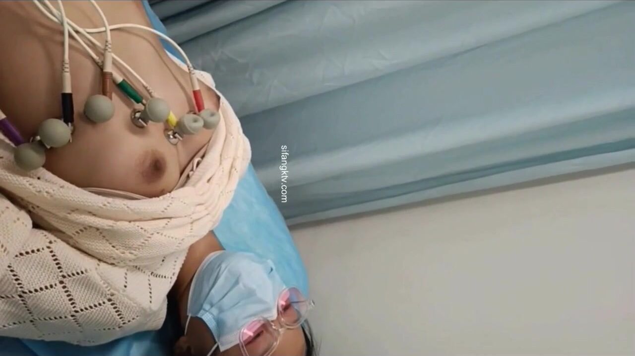 國內某體檢中心心電圖檢查偷拍 各種美乳大學生少婦美乳映入眼簾，處女的奶子圓潤堅挺好好看 (23)