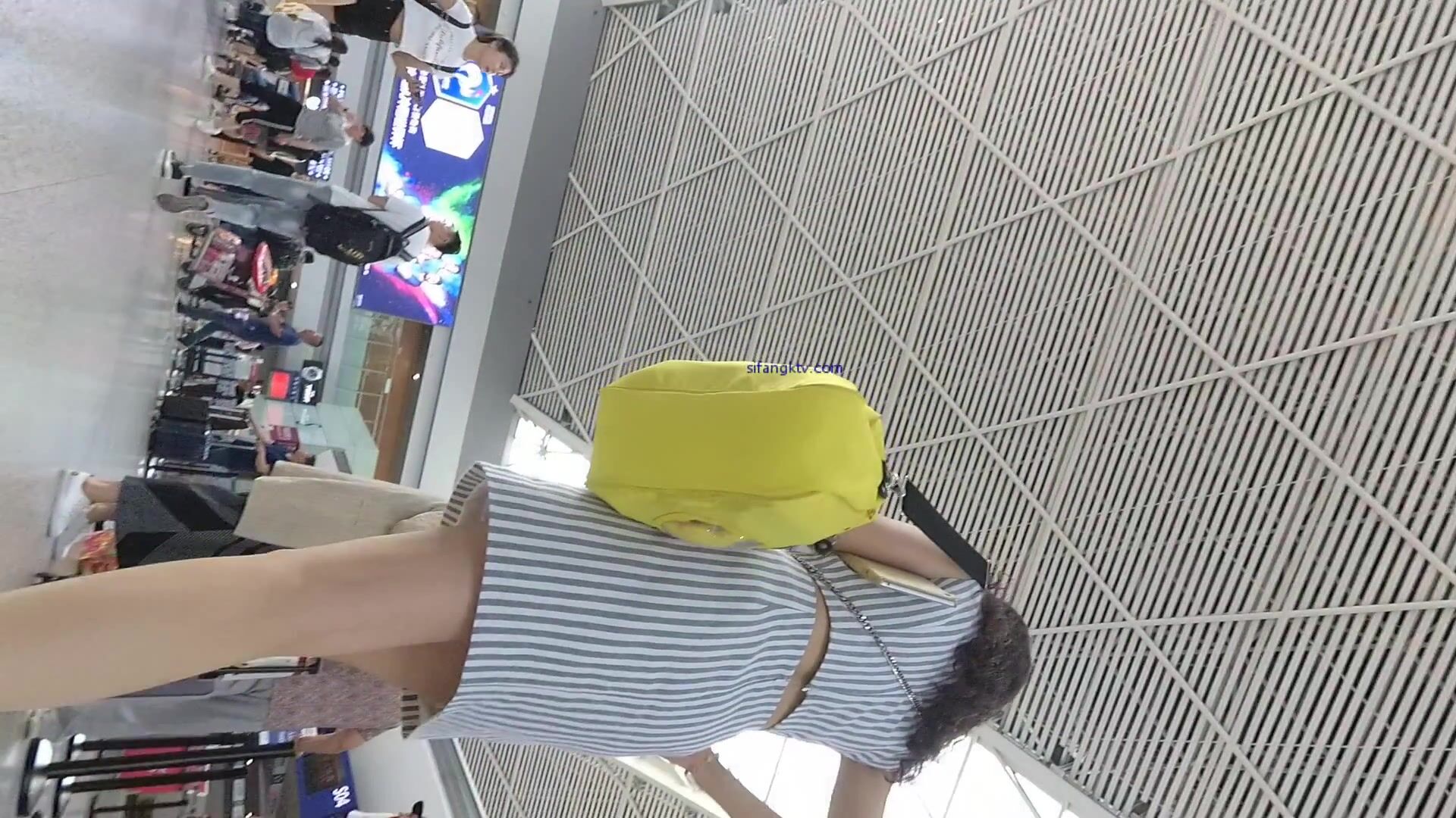 超高質量機場地鐵抄底 高挑美女陰毛旺盛露出兩根 三角內內夾在逼縫隙里 高清1080P版 (17)