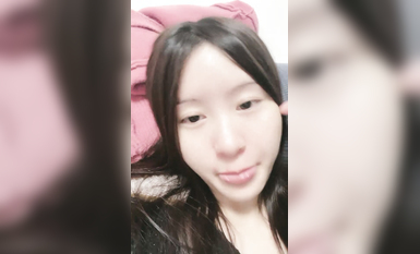 甜美乖巧鄰家妹妹！聊的開心給大家看逼！特寫小騷逼，毛毛比較砸亂，撥弄掰開家裡沒道具