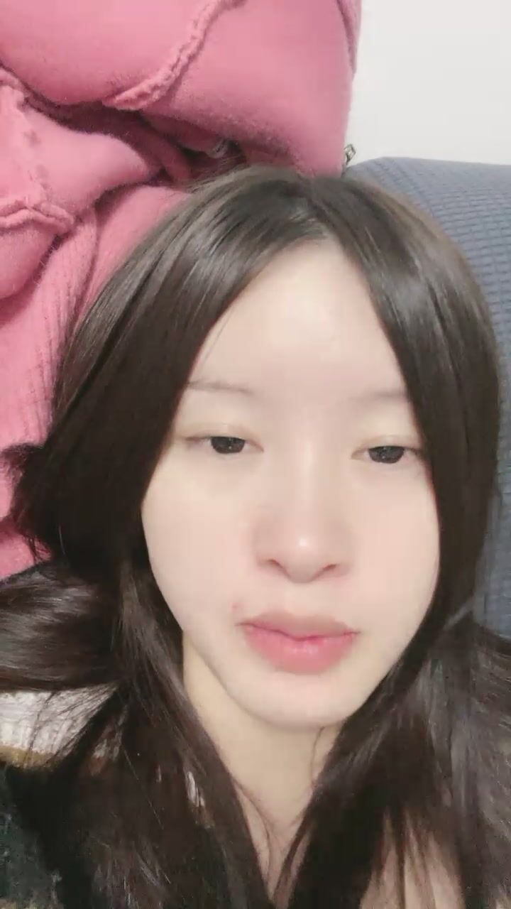 甜美乖巧鄰家妹妹！聊的開心給大家看逼！特寫小騷逼，毛毛比較砸亂，撥弄掰開家裡沒道具