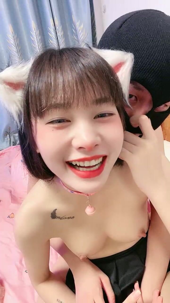 純欲系天花板！貓耳朵超高顏值美少女！首次和炮友雙人秀，揉捏白嫩小奶子，尿尿掰穴吃JB