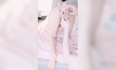 兩根小辮子學生妹！苗條身材纖細美腿！被炮友盡情輸出，翹起屁股後入猛懟，一下下叫起來好騷