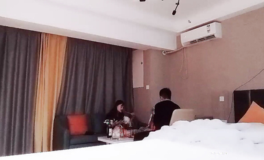 【反差同學探花】，神似鄭爽的學生妹，清純漂亮，小伙提前准備大黑牛，粉紅逼逼 (1)