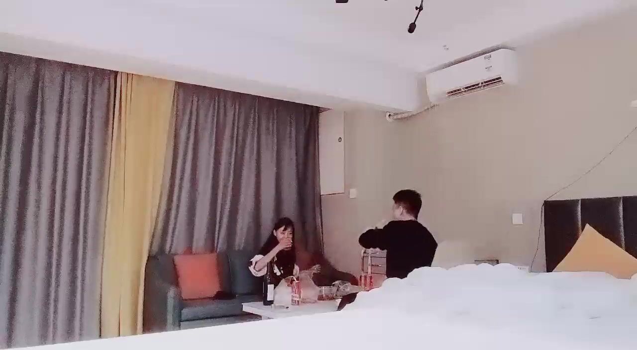 【反差同學探花】，神似鄭爽的學生妹，清純漂亮，小伙提前准備大黑牛，粉紅逼逼 (1)