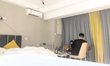 【反差同學探花】，神似鄭爽的學生妹，清純漂亮，小伙提前准備大黑牛，粉紅逼逼 (3)