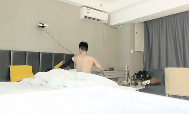 【反差同學探花】，神似鄭爽的學生妹，清純漂亮，小伙提前准備大黑牛，粉紅逼逼 (3)