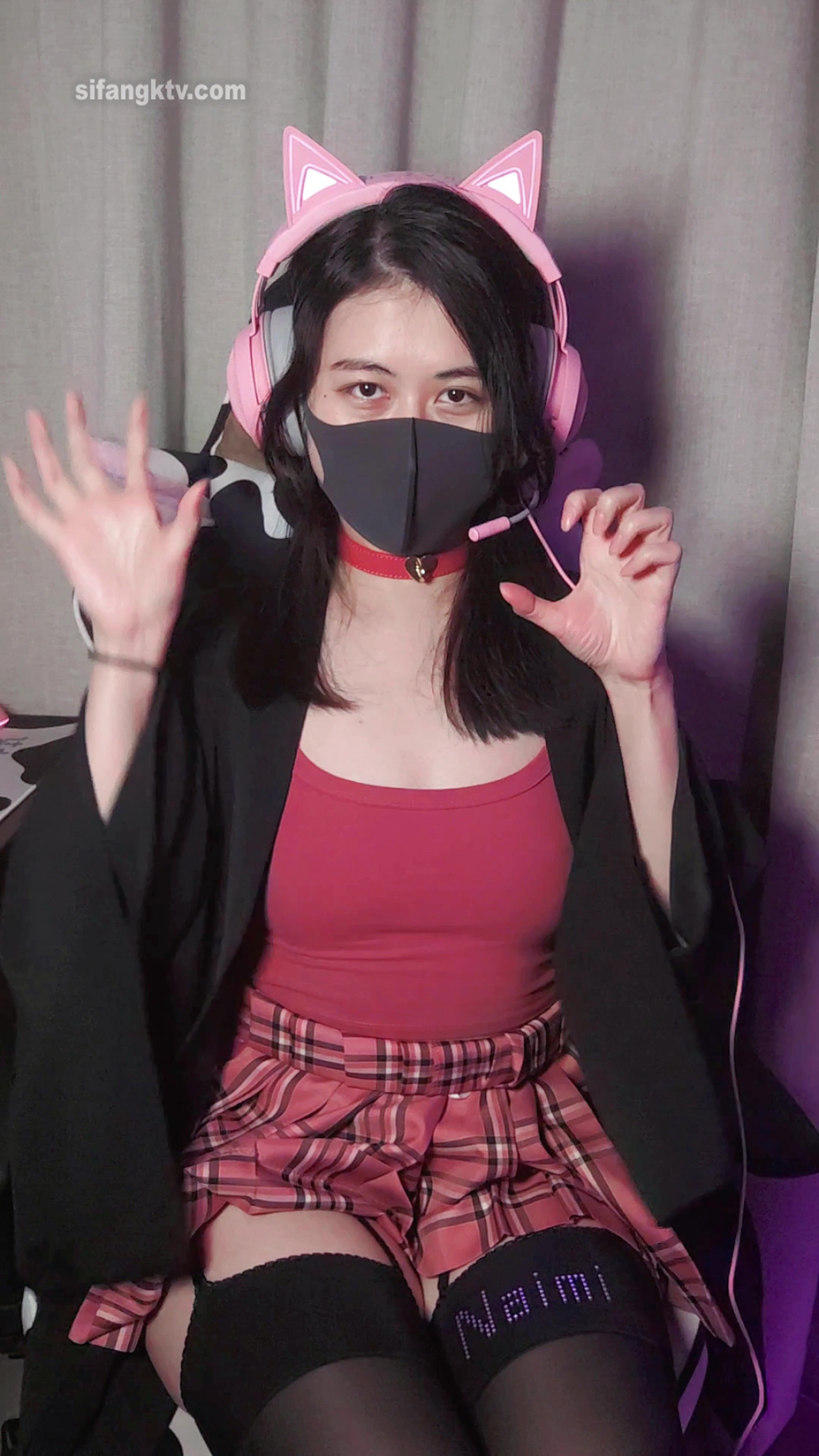 抖音網紅反差母狗『奶咪』十月唯性新作-賽博朋克電競少女 耳機線插BB里聽音樂 高清 (7)