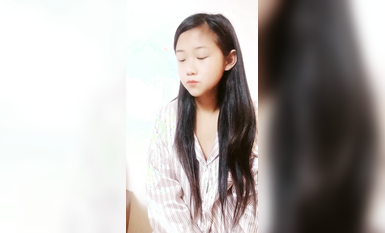 太嫩了！3個學生妹妹~在家全裸自慰~【佳怡】小穴反光~！ (1)