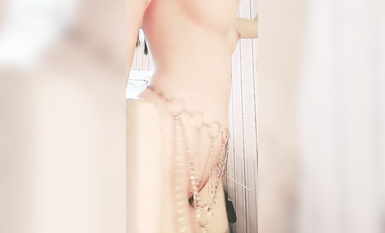 黑絲高跟顏值不錯的美乳御姐激情大秀，完美好身材騷極了，道具抽插騷穴呻吟，高潮噴水不止，浪叫呻吟不斷